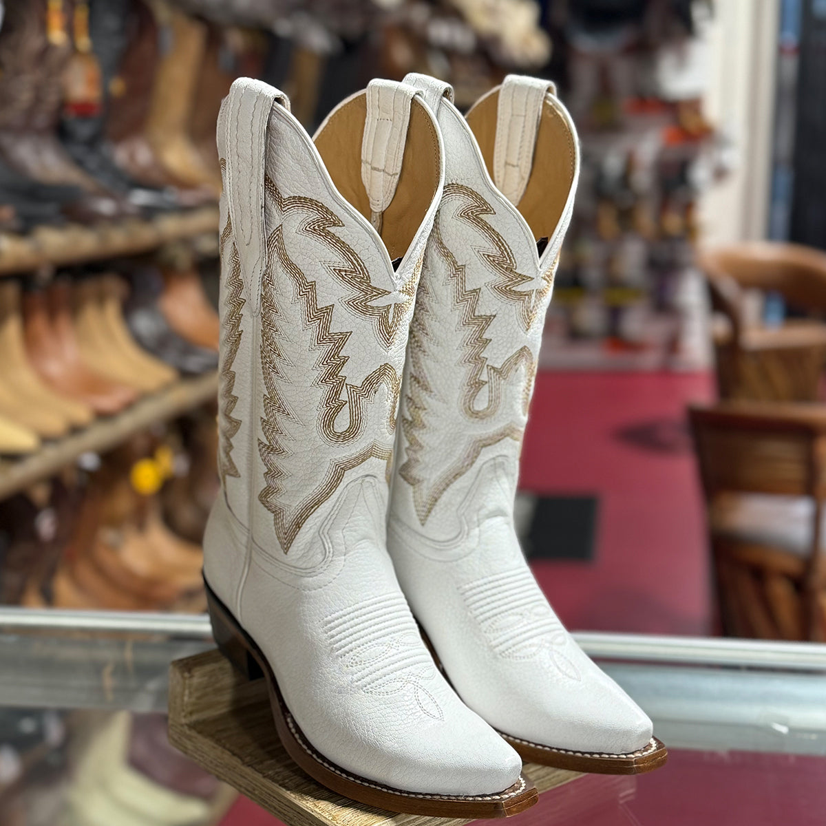Los Altos Women's White Snip-Toe Cowboy Boots